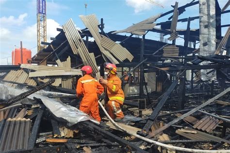 Kebakaran Hebat Di Kampung Akuarium Rumah Bedeng Dan Belasan Motor