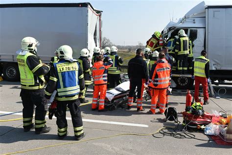 Auto überschlägt sich mehrfach Drei Verletzte nach Unfall auf A1 bei