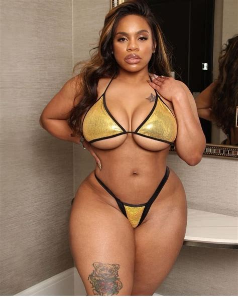 Dominique Chinn In 2022 Curvy Bikini Bikini Poses Swimsuits For Curves