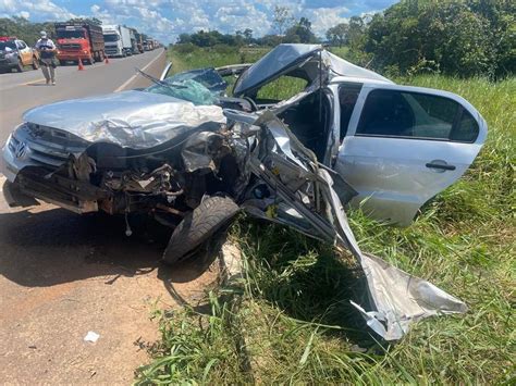 Motorista e passageiro ficam presos em ferragens de carro após colisão