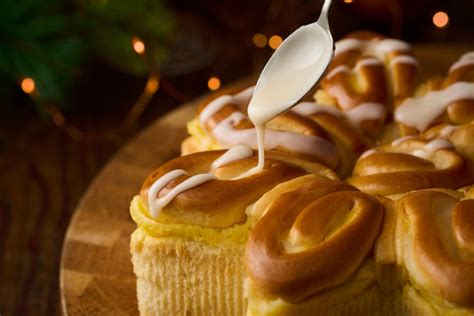 Brioche Holiday Star Drizzle St Pierre Trade