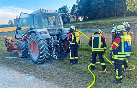 Feuerwehr löscht Schwelbrand an Traktor Schaden in Höhe von 40 000 Euro