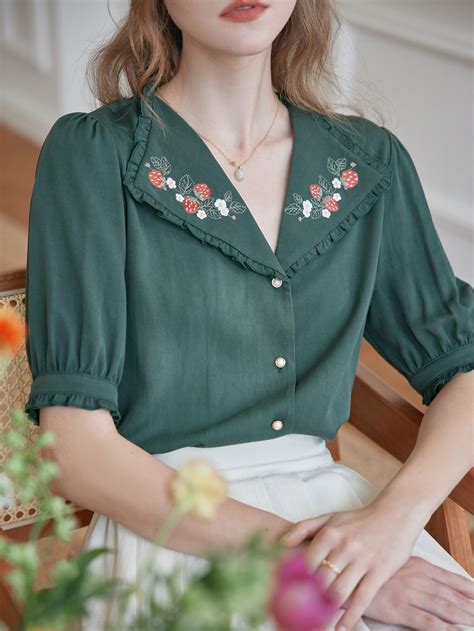 Simple Retro Floral Strawberry Embroidery Puff Sleeve Blouse