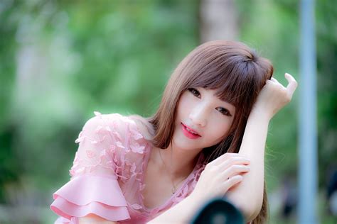 4K Asian Cute Glance Bokeh Hands Brown Haired HD Wallpaper