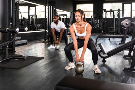 Casal Fitness Em Roupas Esportivas Homem Africano E Mulher Caucasiana