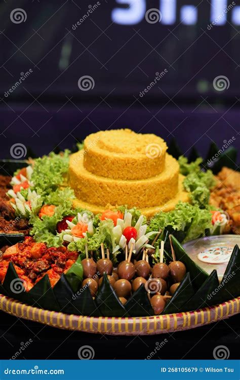 Comida Tradicional De Indonesia Tumpeng Servir Con Pollo De Arroz