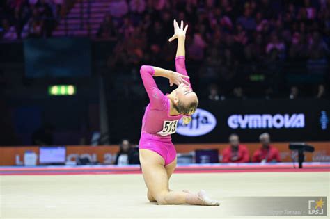 Romanza A Piedi Allievo Pose Ginnastica Artistica Cortesia Banchetto