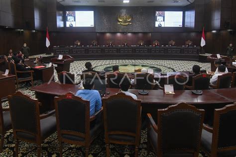 Permohonan Uji Formil Batas Usia Capres Cawapres Ditolak Antara Foto