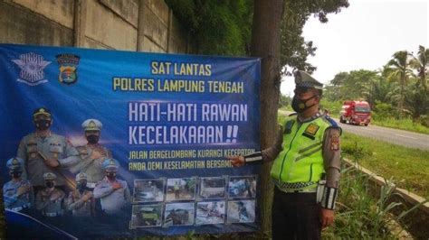 Tebar Spanduk Himbauan Polres Lampung Tengah Polda Lampung Ajak