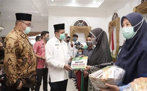 Bupati Sumedang Dr H Dony Ahmad Munir Menyerahkan Bantuan Baznas