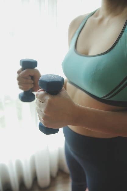 Mujer Ejercicio Entrenamiento En Gimnasio Fitness Romper Relajarse