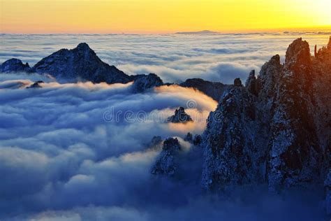 Berg Huangshan-Sonnenaufgang Im Winter Stockfoto - Bild von eindruck ...