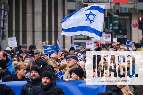 Düsseldorf Pro israelische Demonstration IMAGO