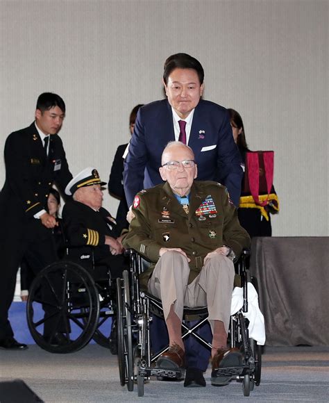 Yoon Awards Top Military Medals To Korean War Heroes The Korea Times