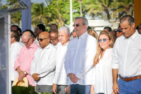 Ricardo De Los Santos Junto Al Presidente Abinader Y La Alcaldesa Carolina Inauguran Paseo