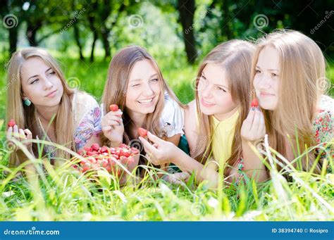 Cuatro Amigas Hermosas De Las Mujeres Jovenes Al Aire Libre Foto De