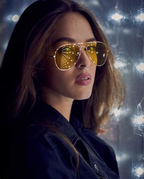 Premium Photo Portrait Of Young Woman In Sunglasses At Night