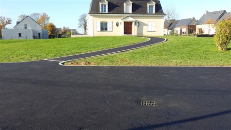 Enrobé à chaud noir ou rouge pour cour allée entrée maison Combourg