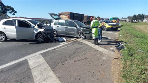 Motorista perde direção invade pista contrária e batida forte trava