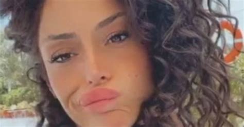 Raffaella Fico e il micro bikini Si sdraia e mostra il lato B così