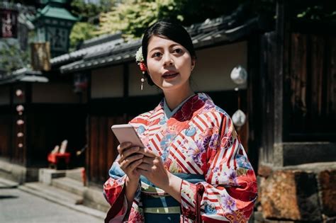 Linda Garota Japonesa De Vestido De Quimono Usando O Aplicativo De Mapa