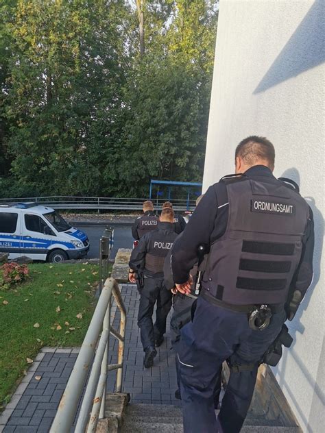 Bpol Nrw J Hriger Gab Sich Mehrmals Als Polizist Aus