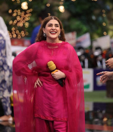 Kubra Khan Rubbing That Mic On Her Boobs To Show She’s Horny I So Want To Fuck Those Thick