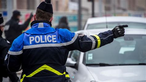 Grenoble Un Mineur Roulant Contresens Percute Un V Hicule De Police