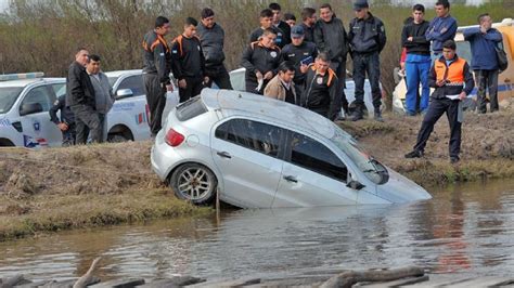 Volvía Borracho De Un Baile Cayó Con El Auto A Un Canal De Agua Y Su