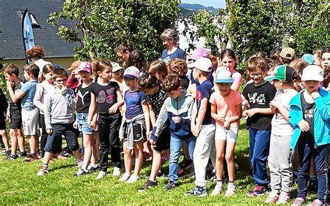 Les élèves de lécole Saint Joseph de Pleyben courent pour la lutte