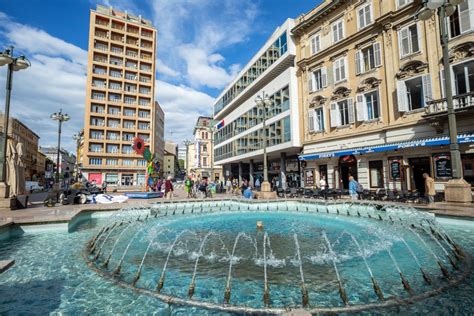 Riječke znamenitosti u rozoj boji povodom obilježavanja Dana ružičaste