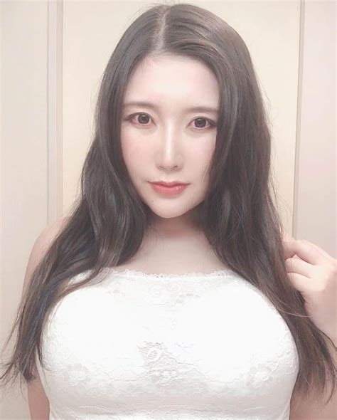 松丘雪那さんのインスタグラム写真 松丘雪那instagram 「私は胸が大きくて、胸に合わせて服を選んでいる感じ、、 そこで救世主。 ルルスマートブラ！2枚目のビフォアフをみてー