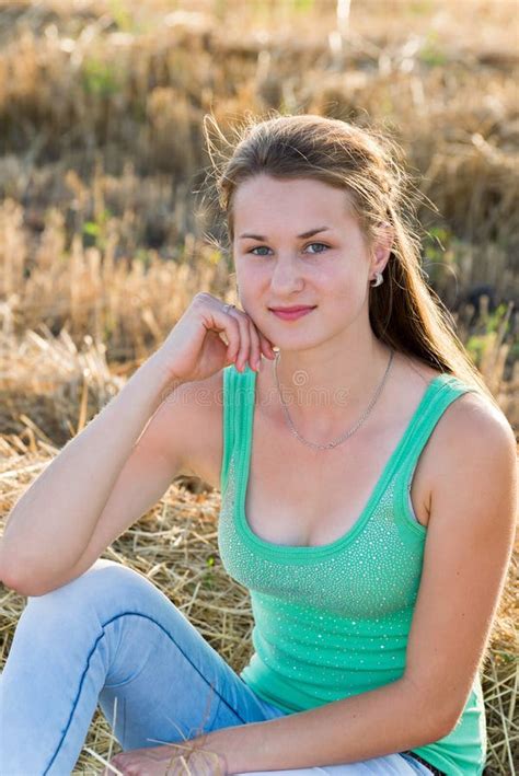 Menina 14 Anos No Campo Do Verão Imagem de Stock Imagem de livre