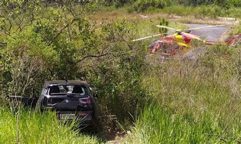 Idosa perde o controle e fica presa às ferragens do carro na Grande BH