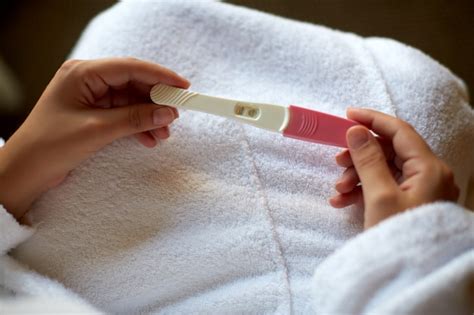 Menina Segurando Um Teste De Gravidez Positivo Nas M Os Foto Premium