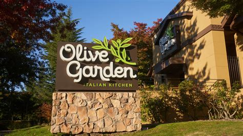 Does Olive Garden Actually Re-Serve Its Uneaten Breadsticks?