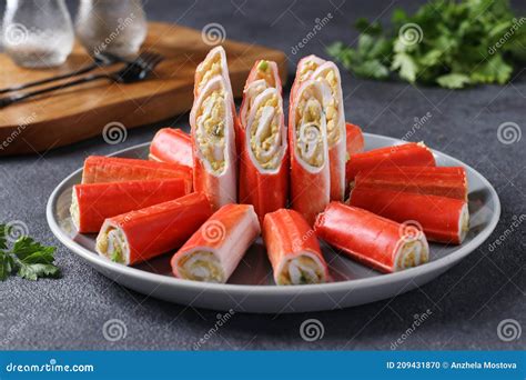 Palitos De Cangrejo Rellenos Con Huevo De Arroz Y Cebollas Verdes Sobre