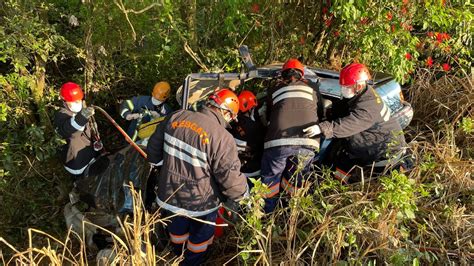 Duas pessoas ficam gravemente feridas após carro capotar e cair em