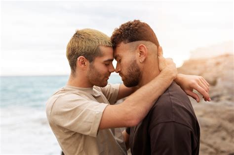 Couple Gay Passer Du Temps Ensemble Sur La Plage Photo Gratuite