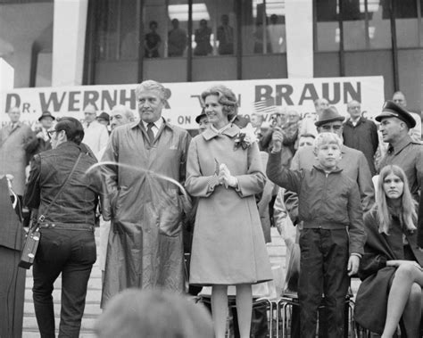 DR. WERNHER VON BRAUN & FAMILY HONORED IN HUNTSVILLE - 8X10 NASA PHOTO (DA-377)