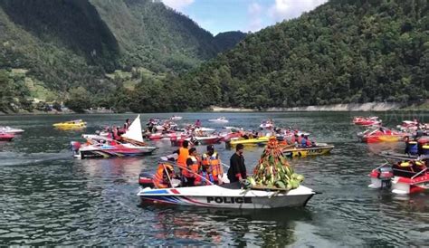 Larung Sesaji Telaga Sarangan Tradisi Tahunan Bulan Ruwah