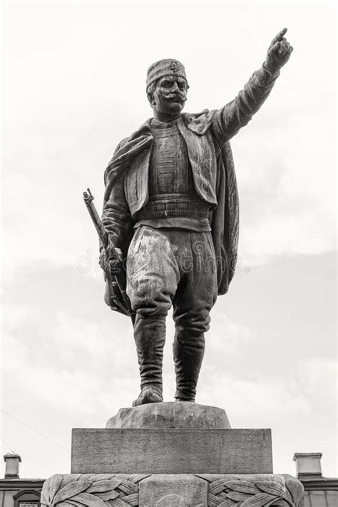 Monumento A Vojvoda Vuk Es Una Escultura En El Parque De Primavera En