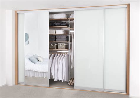 Fitted Wardrobe With Sliding Doors Moderne Chambre Londres Par