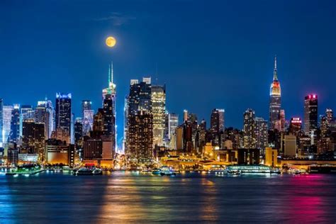 ニューヨーク 夜の摩天楼の上に浮かぶ月 アメリカの風景 Beautiful 世界の絶景 美しい景色