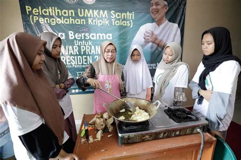 Kembangkan UMKM Santri SDG Jabar Gelar Pelatihan Mengolah Keripik