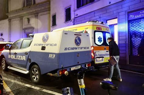 Omicidio A Firenze Enne Uccide La Madre E Si Barrica In Casa