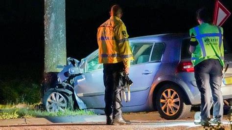 Auto Botst Tegen Boom Na Politieachtervolging Video