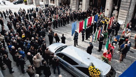 I Funerali Di Don Benevelli Commemorazione Davanti Al Comune E Messa