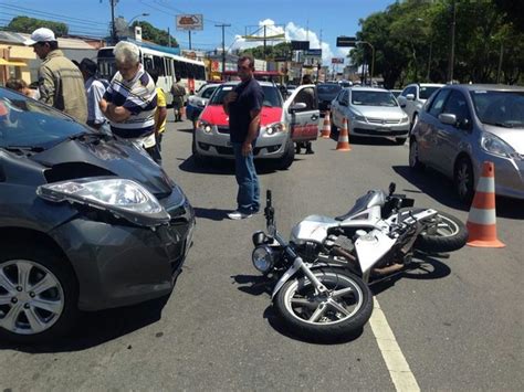 G Colis O Na Av Fernandes Lima Deixa Um Ferido E Tr Nsito Parado No