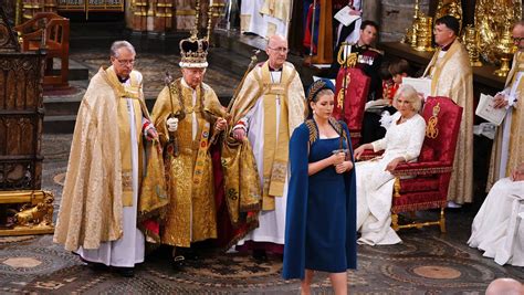 Moment kulminacyjny Karol III koronowany na króla Wielkiej Brytanii